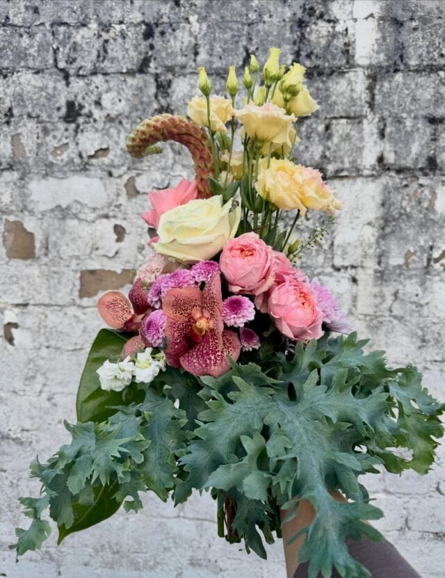 Blumen sagen mehr als tausend Worte – ein kleines Stück Frühling zum Verschenken. 🌷✨ 

#flowers #blumenliebe #flowerbouquet #floristik #blumenstrauß flowerdesign freshflowers blumen floralinspiration