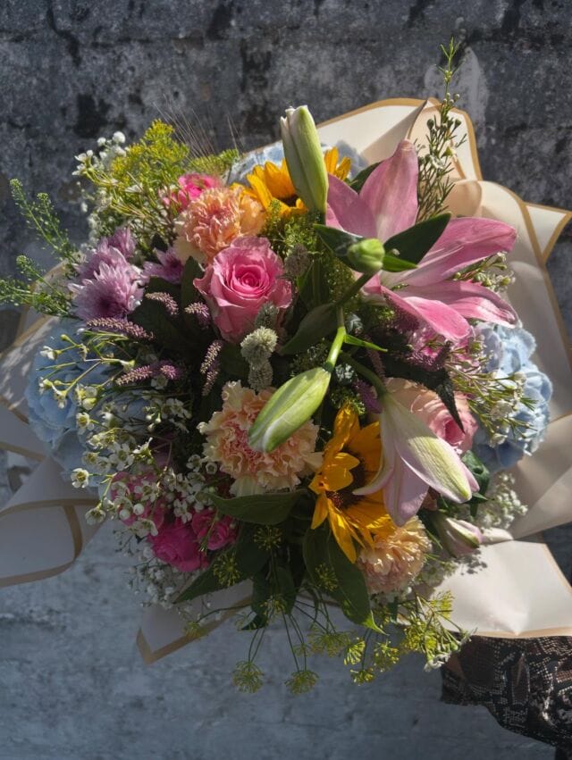 🌸 Farbenpower für gute Laune! 🌻💐
Ein Strauß, der einfach nach Sonnenschein aussieht. ☀️✨

#HappyFlowers #ColorSplash #BloomJoy #GoodVibes