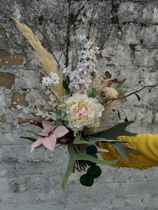 ✨ Zeitlose Eleganz trifft auf natürliche Leichtigkeit ✨
Dieses kunstvoll gebundene Bouquet besteht aus haltbaren Seidenblumen, die Jahr für Jahr ihre Schönheit behalten – ganz ohne Pflege. Perfekt für alle, die florale Akzente lieben, die bleiben. 🤍🌿

#Seidenblumen #TrockenblumenStyle #FlowerDesign #BohoBouquet #ZeitloseDeko #FloraleDeko #HomeDecor #Kunstblumen #NachhaltigeDeko #Blumenliebe